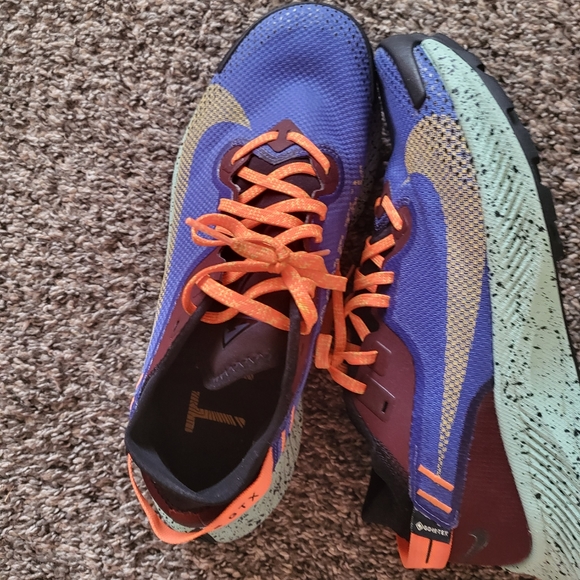 Nike shoes - Picture 3 of 3